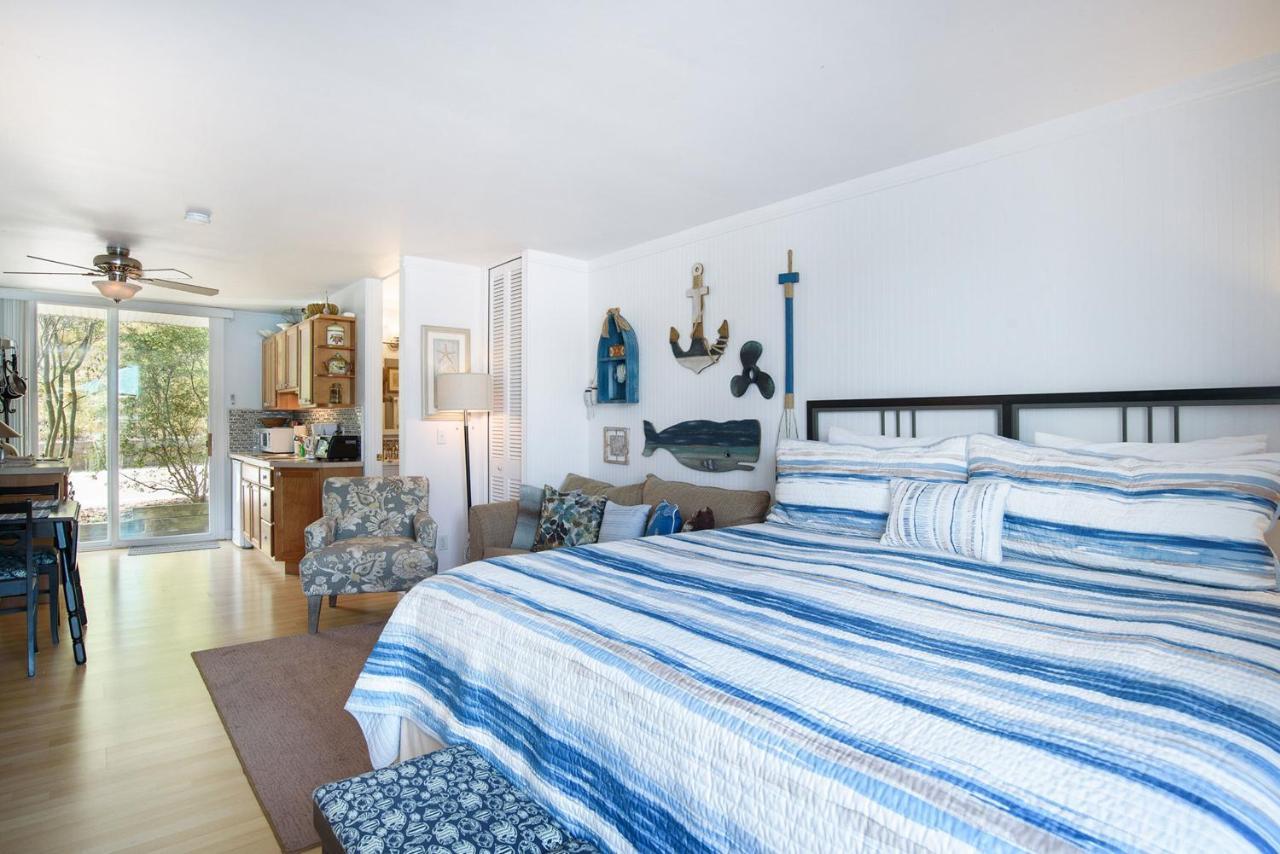 Waterside Suites Саугатук Екстериор снимка