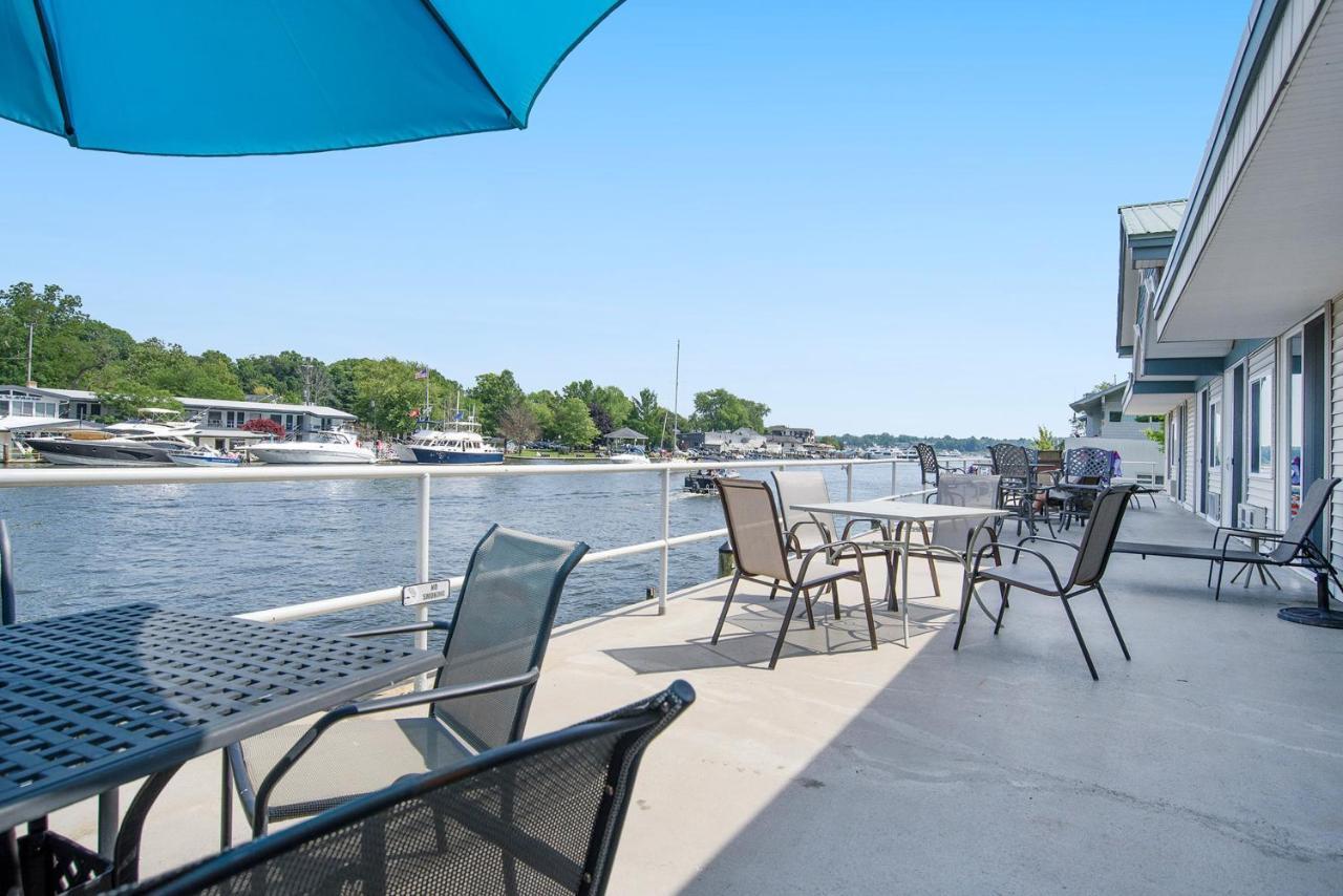 Waterside Suites Саугатук Екстериор снимка