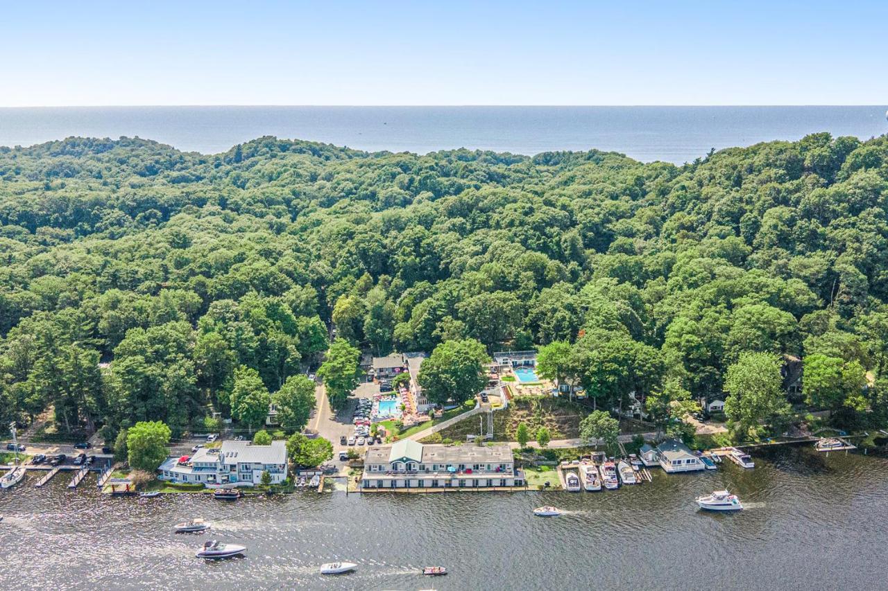 Waterside Suites Саугатук Екстериор снимка