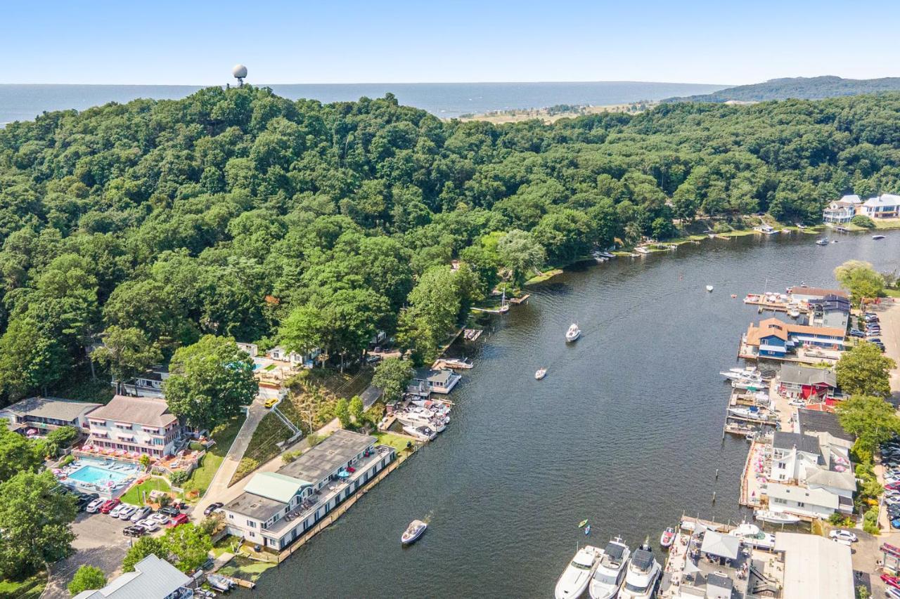 Waterside Suites Саугатук Стая снимка